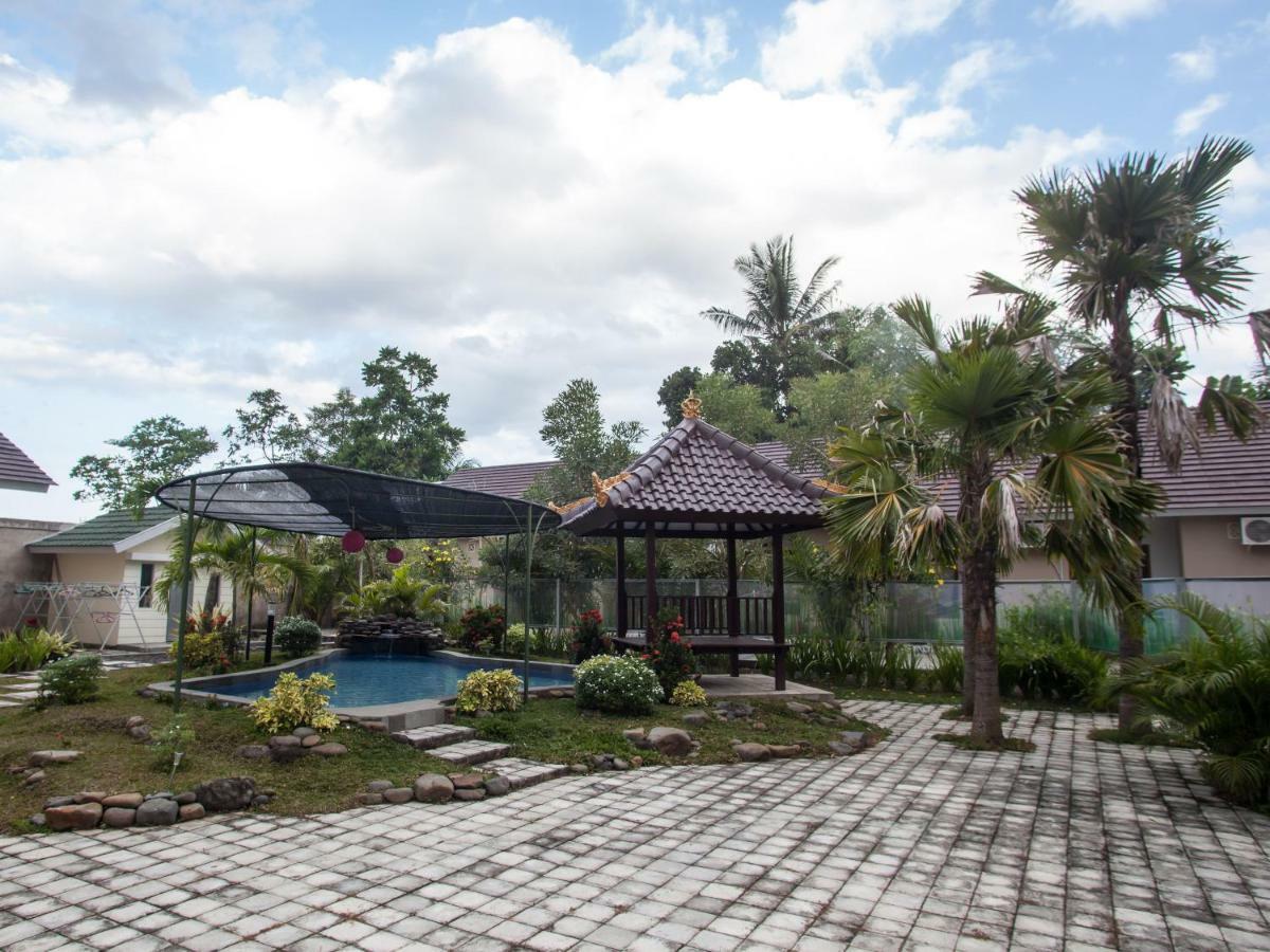 Reddoorz Plus Near Banyuwangi Airport Hotel Exterior photo